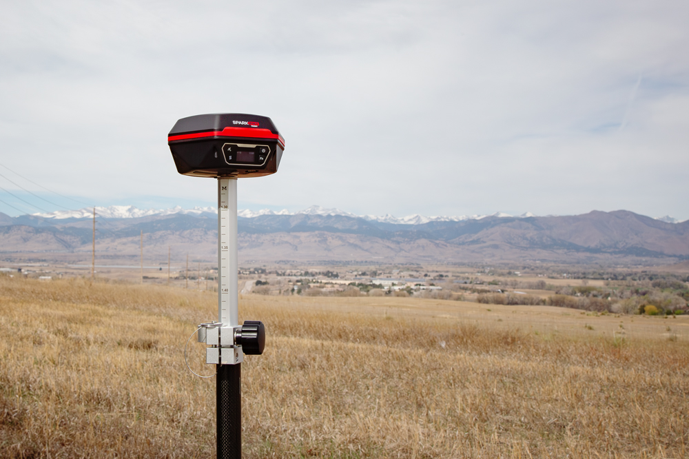 Device mounted on a pole
