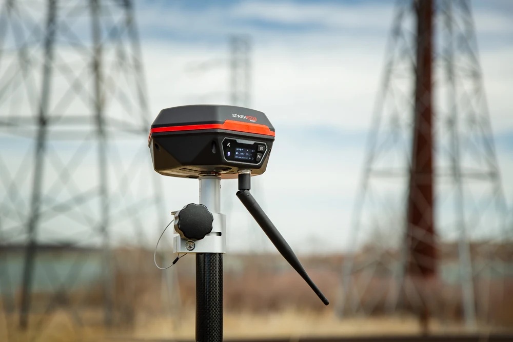 Device mounted on a pole